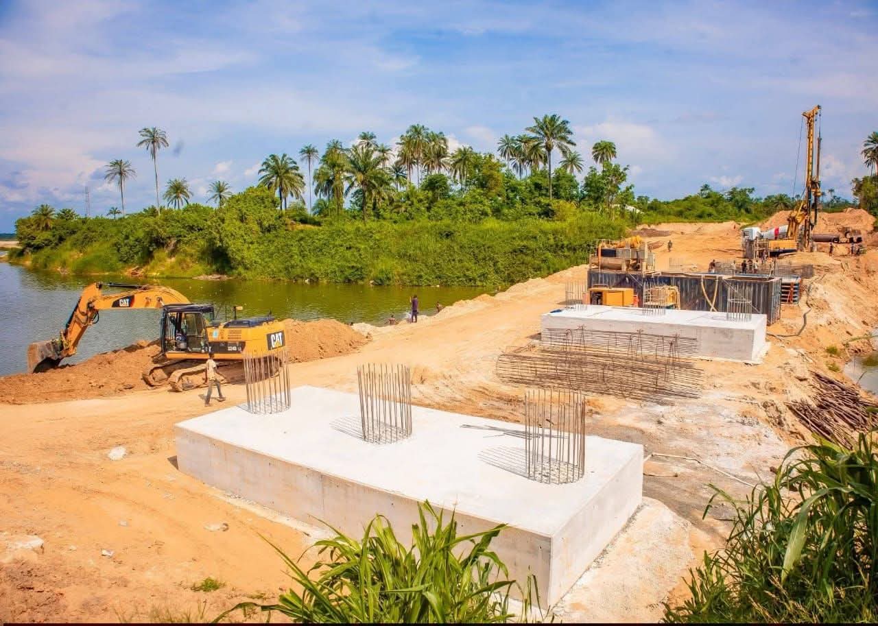 Aboh–Akarai Road and a bridge